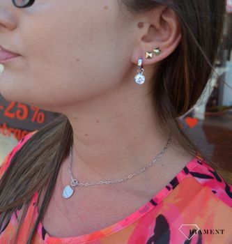 Kolczyki koła z dużą cyrkonią OR VI 327038 💎 Srebrne kolczyki w kształcie małego koła ozdobione elementem w formie dużej cyrkonii. Kolczyki z wygodnym zapięciem na bigiel (3).JPG